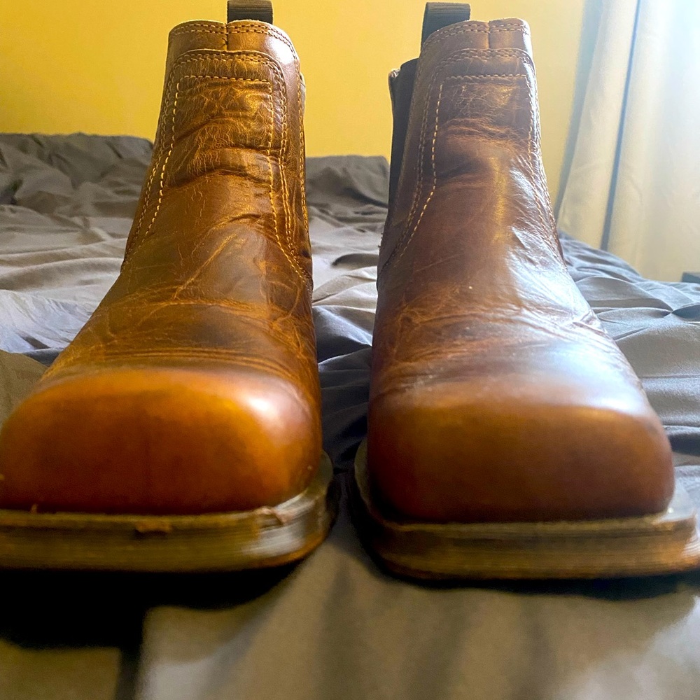Men’s rambler Ariatboots size 9.5 EE excellent condition. Firm Price